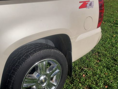 Used 2010 Chevrolet Avalanche LTZ image 8