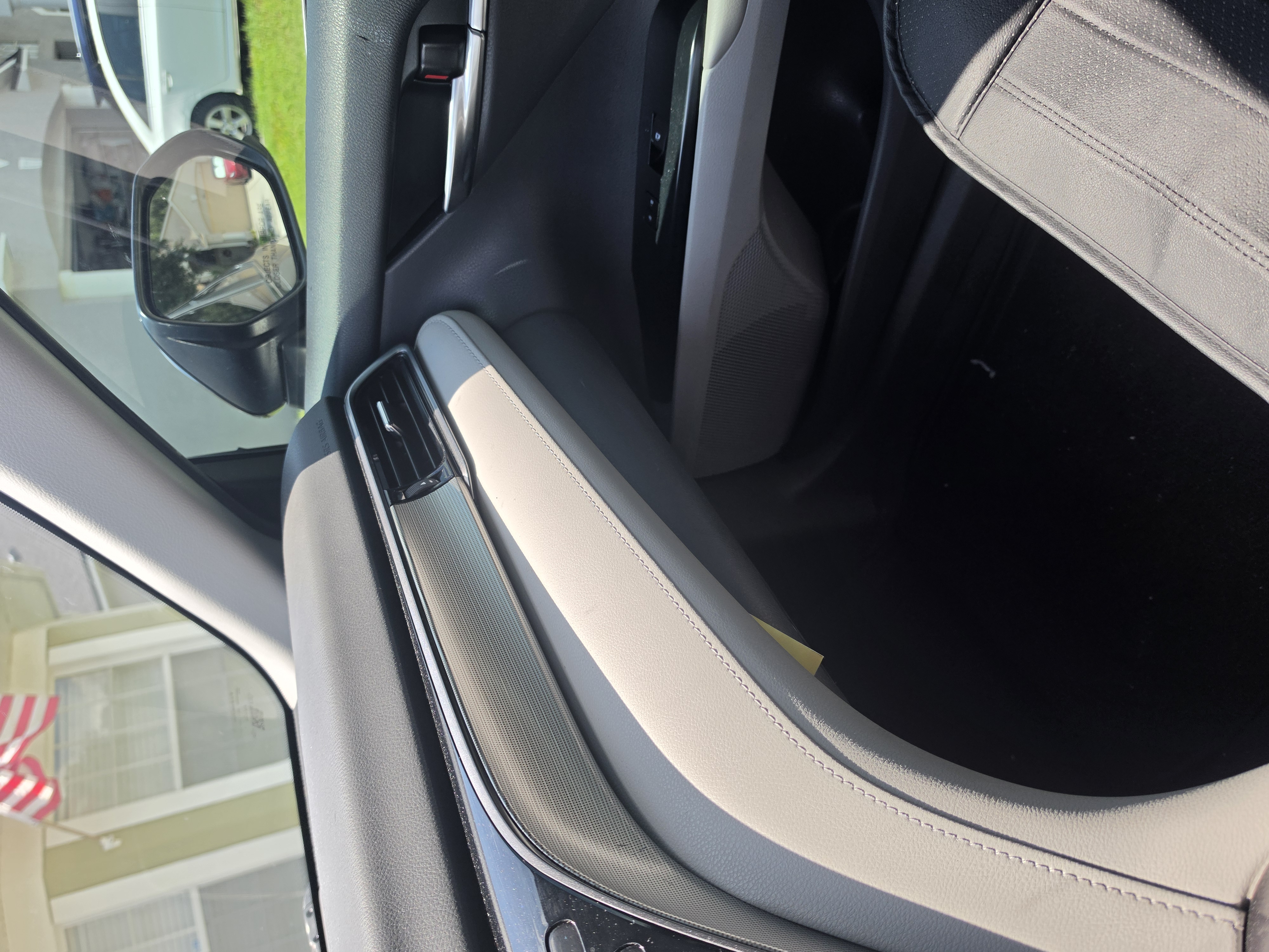 Used 2019 Toyota Camry SE FWD image 4