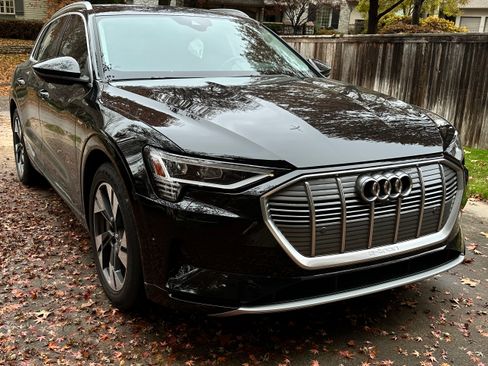 Used 2021 Audi e-tron Prestige w/ Prestige Package image 5