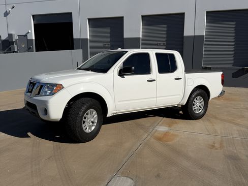 Used 2017 Nissan Frontier SV image 1