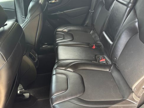 Used 2019 Jeep Cherokee Latitude Plus AWD/4WD image 12