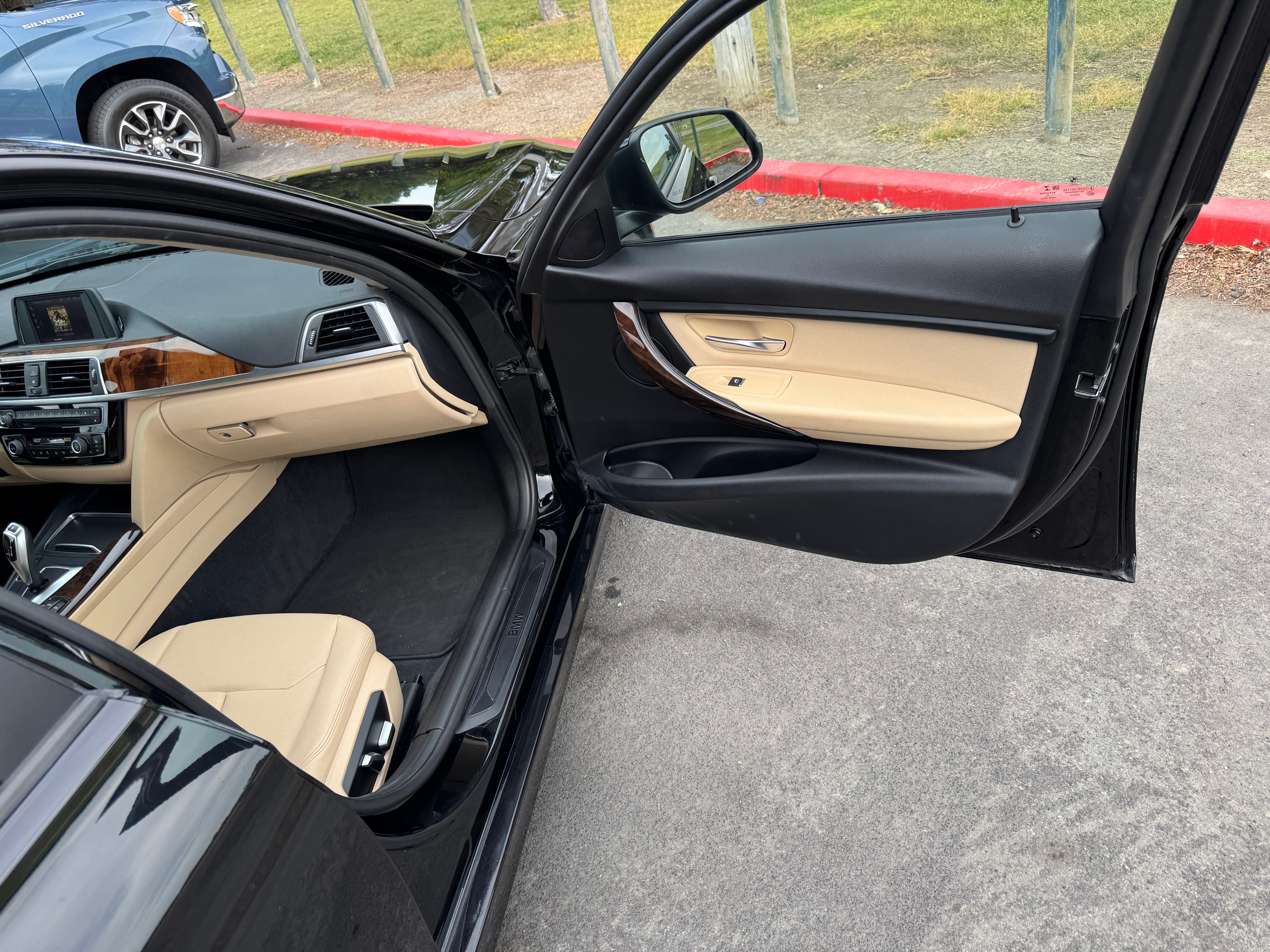 Used 2018 BMW 320i Sedan RWD image 9