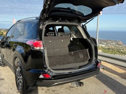 Used 2018 Toyota RAV4 LE FWD image 11