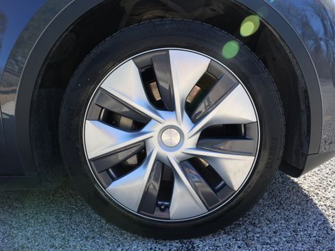 Used 2023 Tesla Model Y Long Range image 22