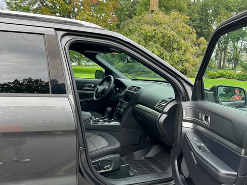 Used 2018 Ford Explorer XLT w/ Equipment Group 201A AWD/4WD image 15