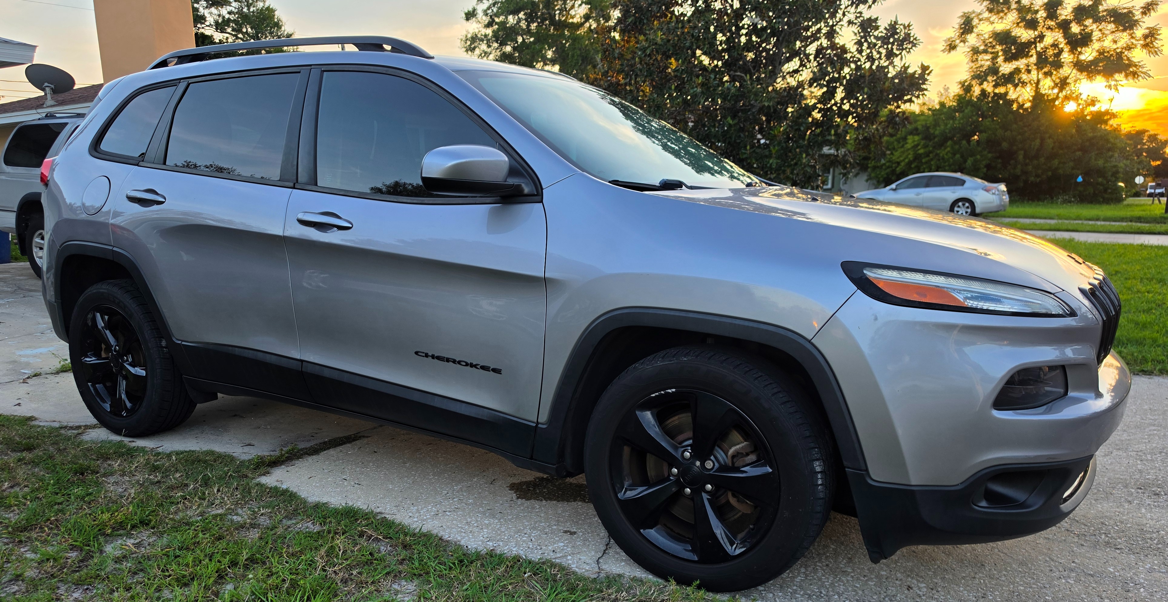 Used 2018 Jeep Cherokee Latitude w/ Altitude Package FWD image 2