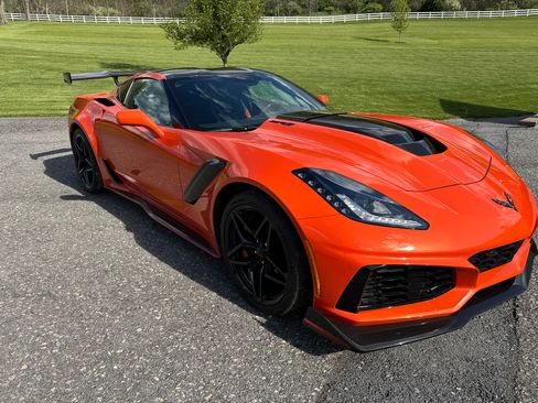 Used 2019 Chevrolet Corvette ZR1 RWD image 2