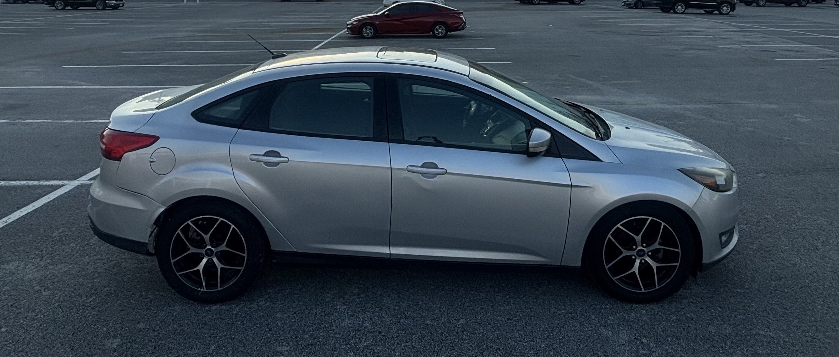 Used 2016 Ford Focus SE FWD image 2