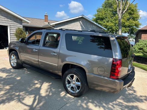 Used 2013 Chevrolet Suburban LTZ image 2