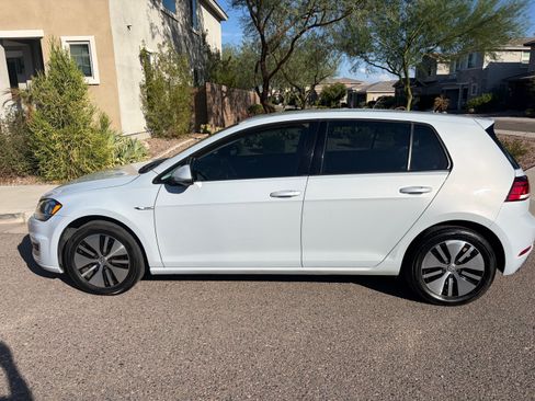 Used 2017 Volkswagen e-Golf SE FWD image 8