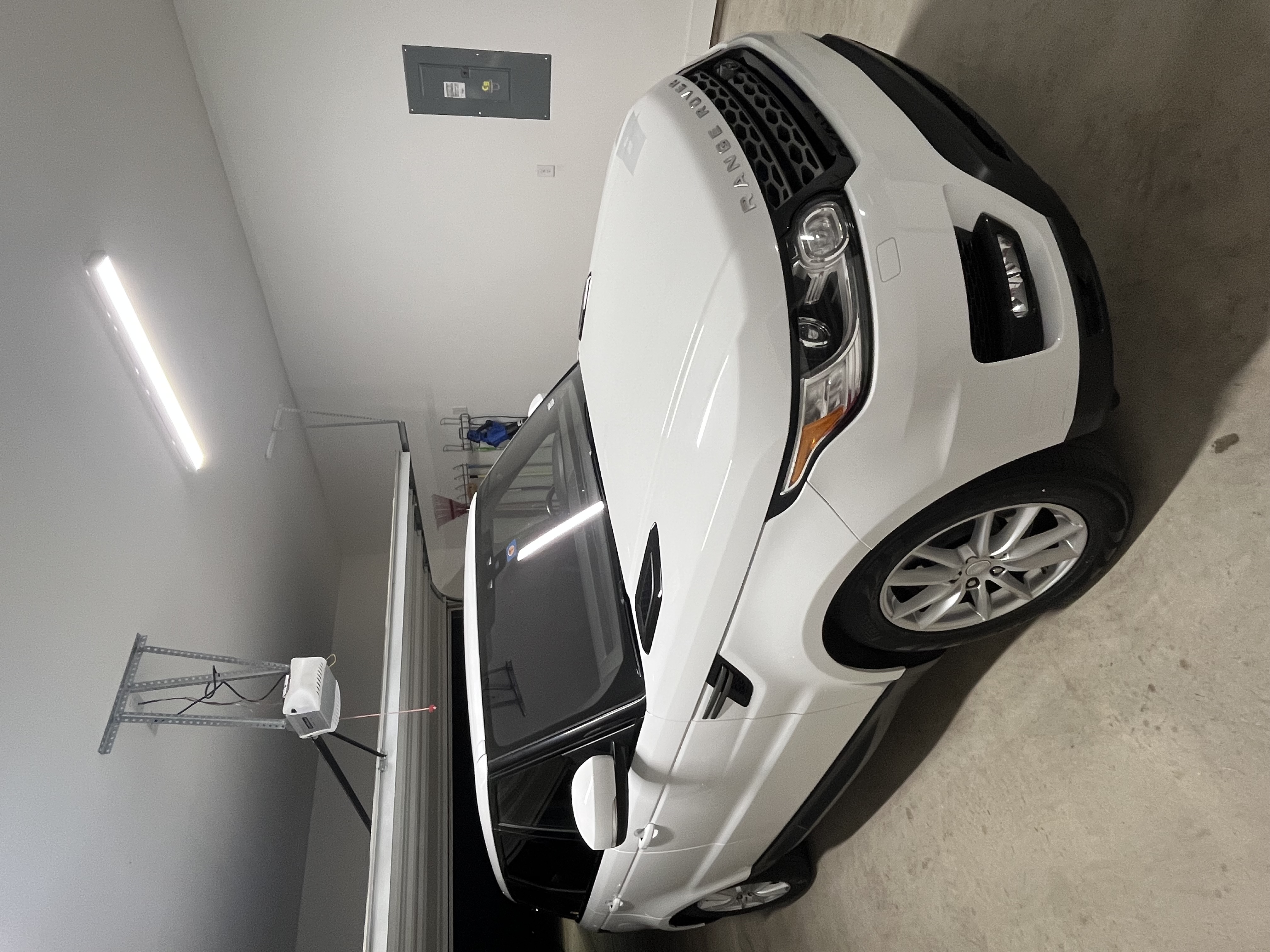 Used 2017 Land Rover Range Rover Sport SE AWD/4WD image 4