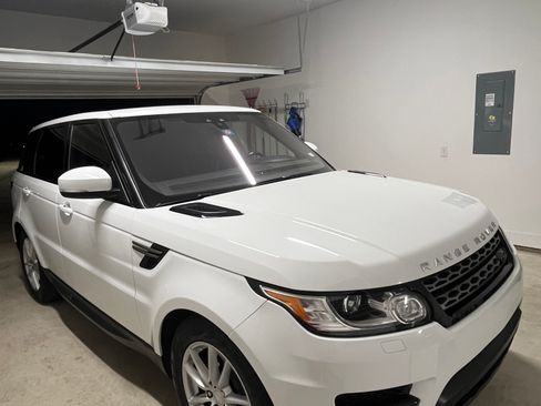 Used 2017 Land Rover Range Rover Sport SE AWD/4WD image 4