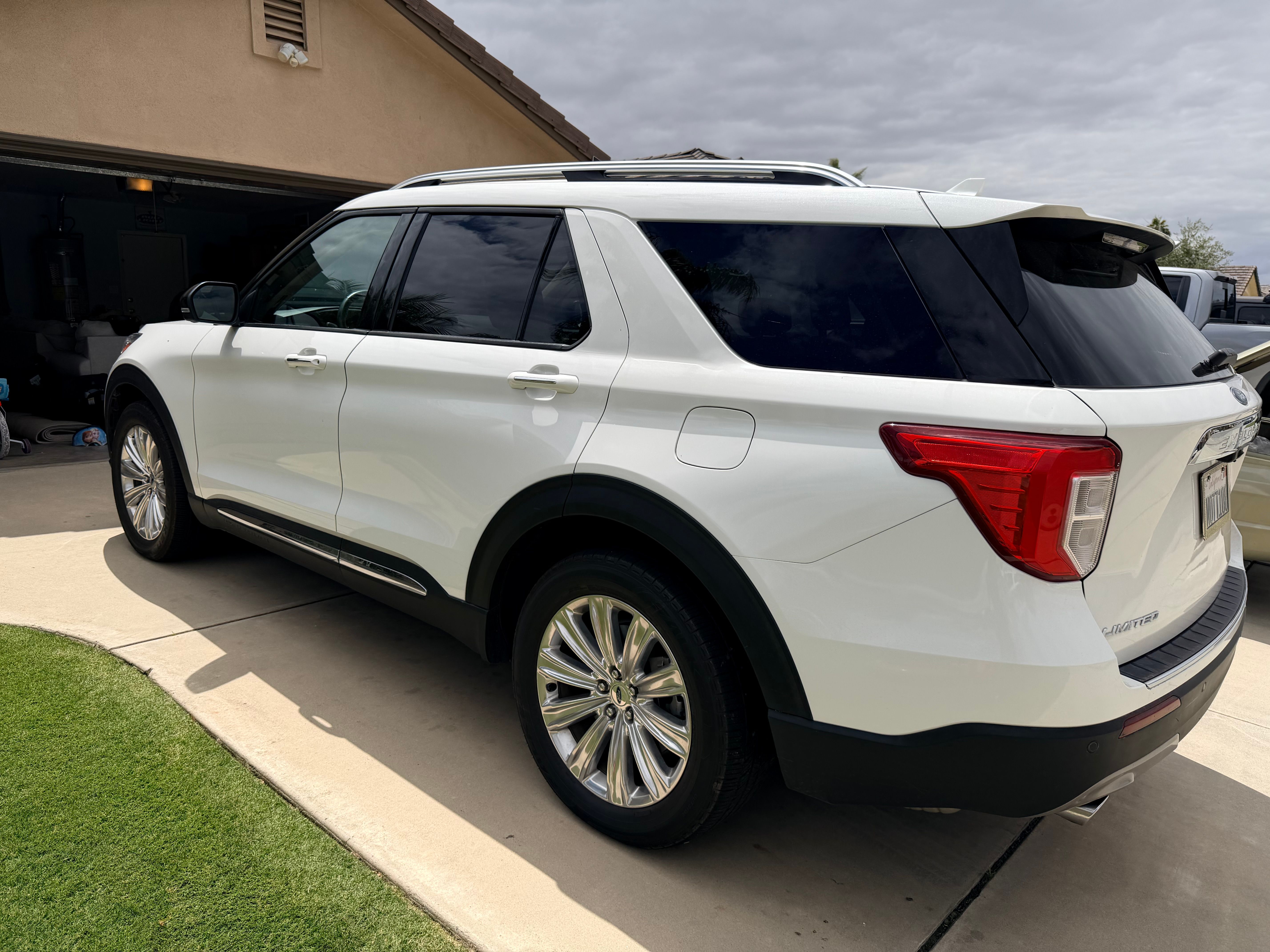 Used 2022 Ford Explorer Limited w/ Hybrid Equipment Group 310A RWD image 4