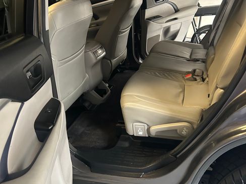 Used 2017 Toyota Highlander LE w/ Carpet Mat Package FWD image 12