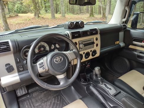 Used 2010 Toyota FJ Cruiser 4WD image 11