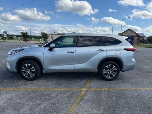 Used 2020 Toyota Highlander XLE FWD image 4
