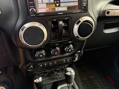 Used 2016 Jeep Wrangler Sahara image 11