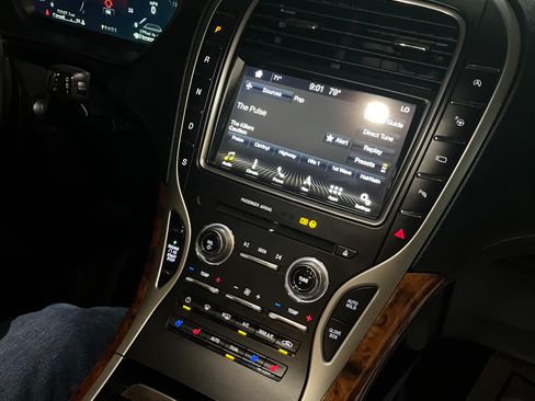 Used 2019 Lincoln Nautilus Reserve image 4