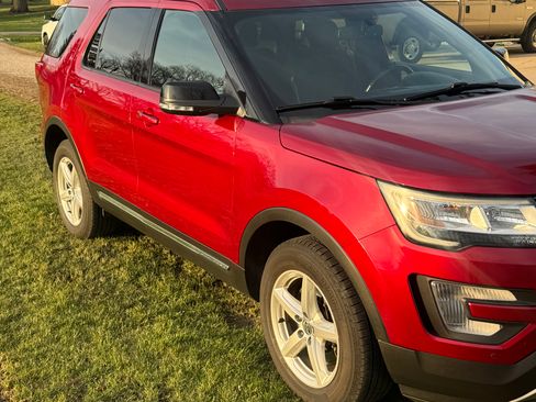 Used 2017 Ford Explorer XLT w/ Equipment Group 202A image 2