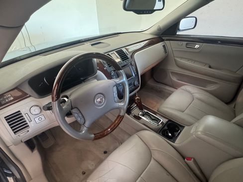 Used 2009 Cadillac DTS w/ Sun And Navigation Package FWD image 6