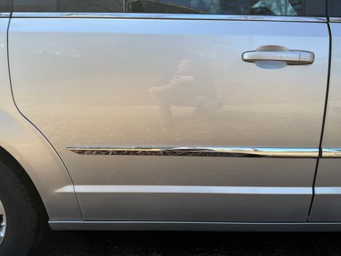 Used 2011 Chrysler Town & Country Touring-L w/ Entertainment Group #2 FWD image 13