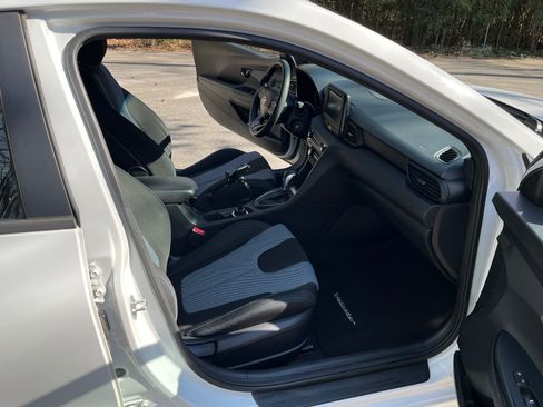 Used 2019 Hyundai Veloster 2.0 image 8