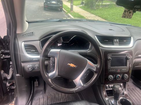 Used 2017 Chevrolet Traverse LT w/ Style and Technology Package FWD image 5