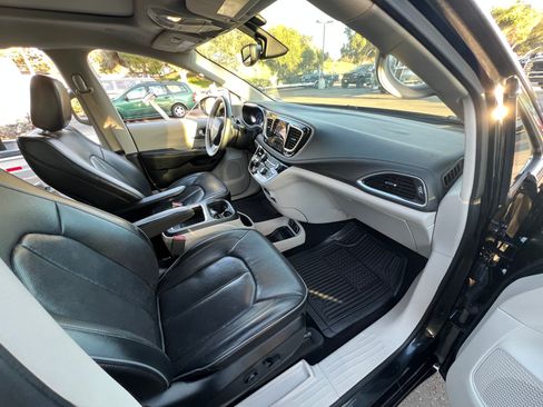 Used 2018 Chrysler Pacifica Limited w/ Tire & Wheel Group image 11