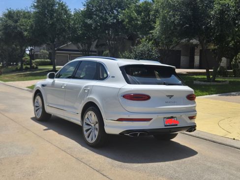 Used 2021 Bentley Bentayga V8 Sport Utility 4D image 2