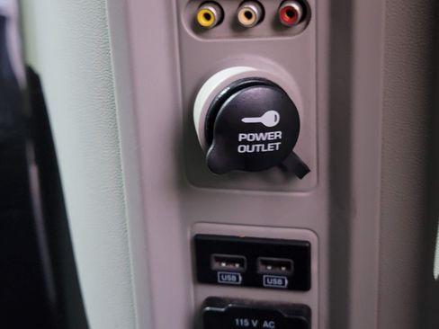 Used 2015 Chrysler Town & Country Touring image 23