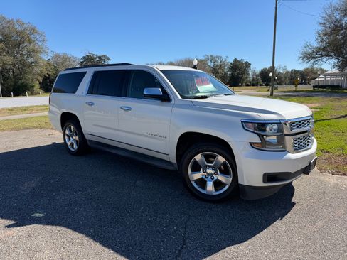 Used 2015 Chevrolet Suburban LT image 1