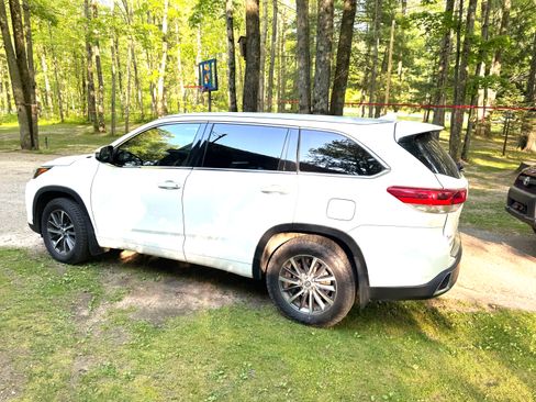 Used 2017 Toyota Highlander XLE AWD/4WD image 4
