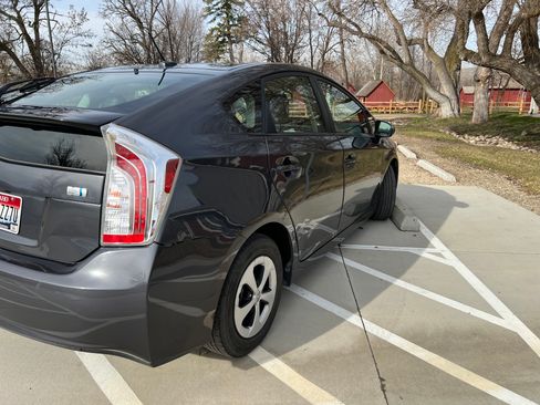 Used 2014 Toyota Prius Five image 2