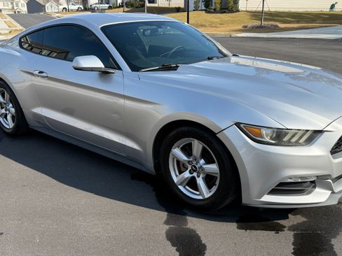 Used 2015 Ford Mustang Coupe image 4