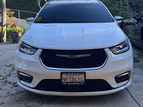Used 2022 Chrysler Pacifica Pinnacle image 1
