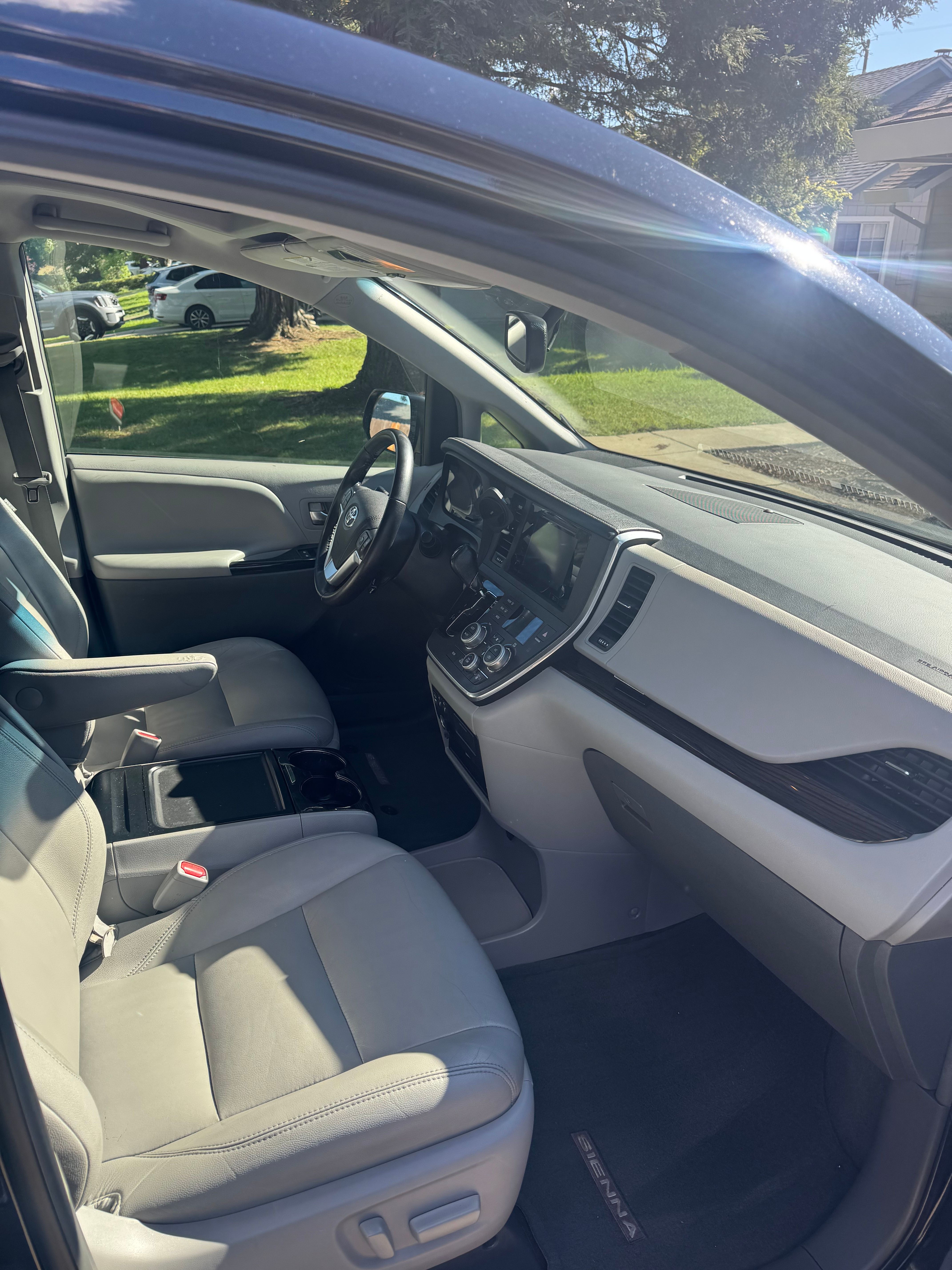 Used 2015 Toyota Sienna XLE w/ XLE Navigation Package FWD image 6