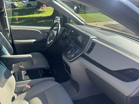 Used 2015 Toyota Sienna XLE w/ XLE Navigation Package image 6