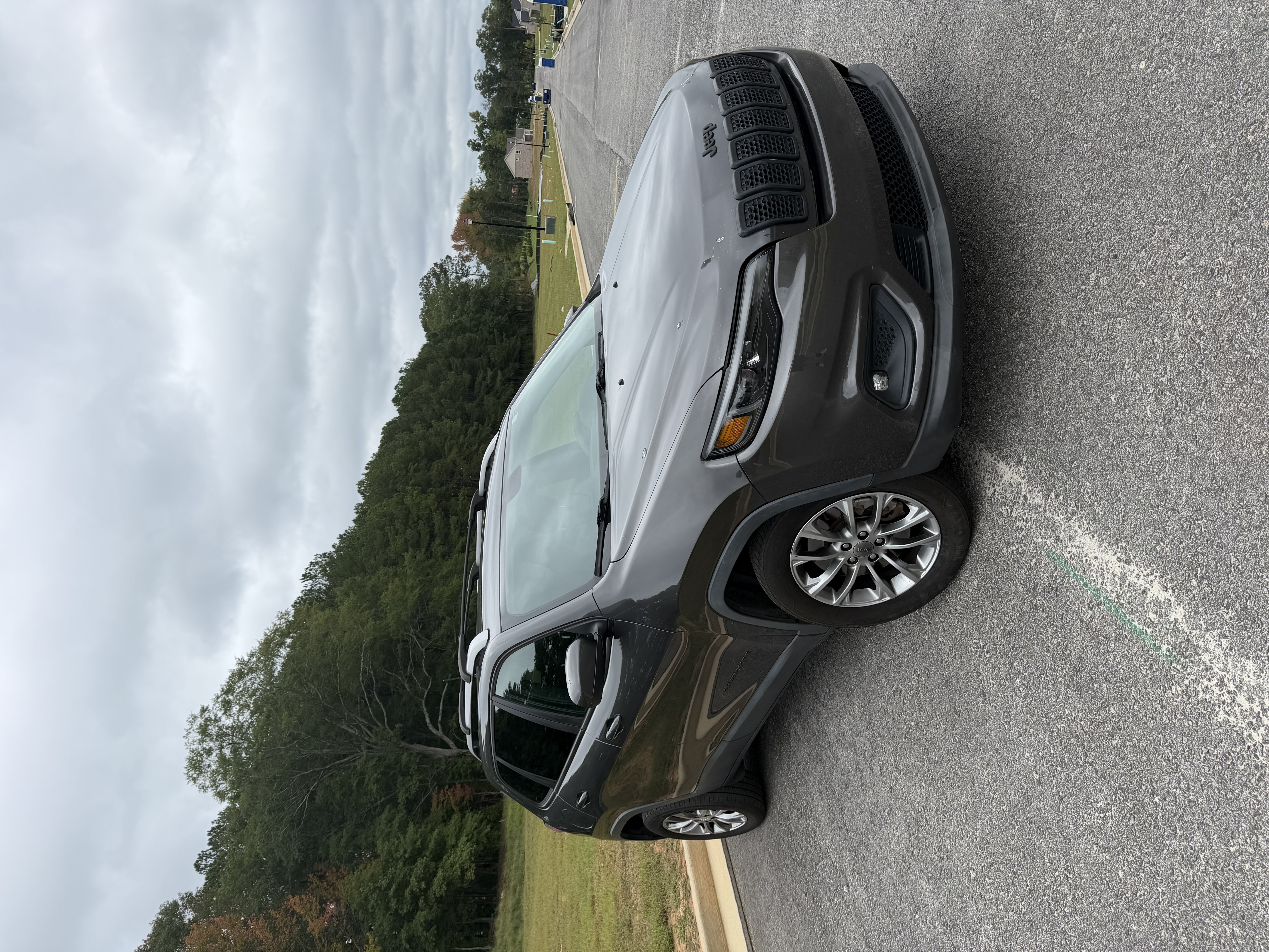 Used 2019 Jeep Cherokee Latitude Plus FWD image 1