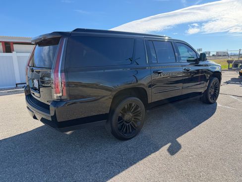 Used 2019 Cadillac Escalade ESV Platinum image 2
