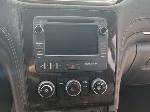 Used 2017 Chevrolet Traverse LT w/ Style and Technology Package image 6