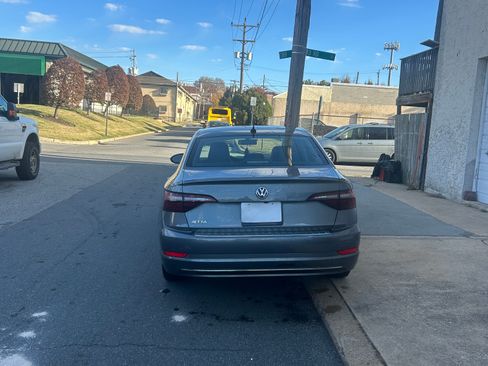 Used 2020 Volkswagen Jetta SE w/ SE Cold Weather Package image 2