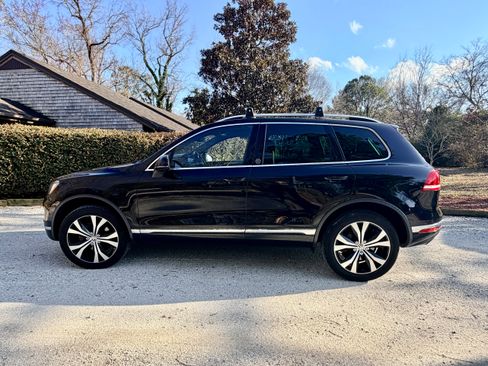 Used 2017 Volkswagen Touareg Wolfsburg Edition image 12