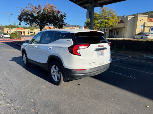 Used 2024 GMC Terrain SLE image 8