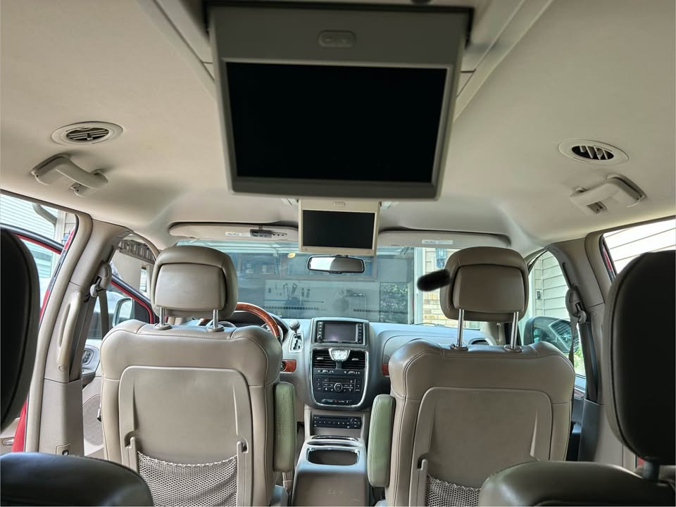 Used 2012 Chrysler Town & Country Limited FWD image 17