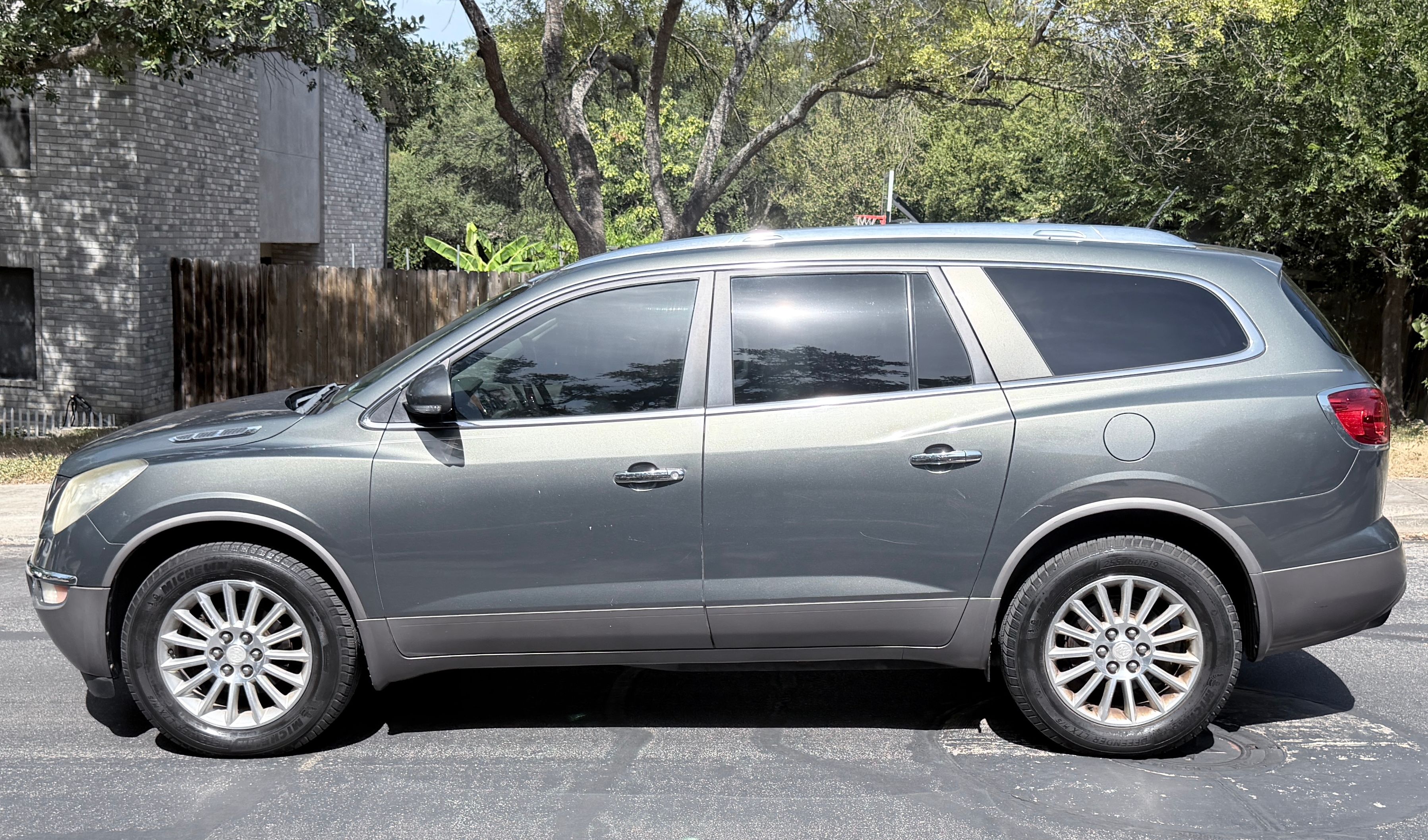 Used 2011 Buick Enclave CXL FWD image 20