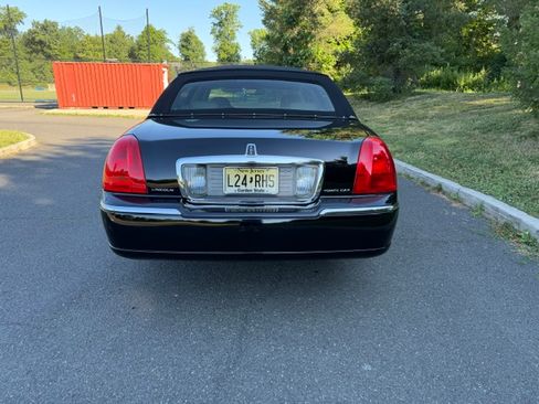 Used 2006 Lincoln Town Car Signature L RWD image 6