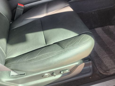 Used 2013 Cadillac Escalade Luxury image 12