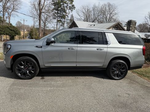 Used 2023 GMC Yukon XL Denali w/ Advanced Technology Package image 5