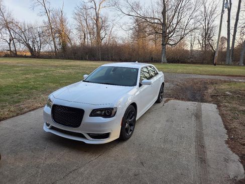 Used 2021 Chrysler 300 Touring L image 2