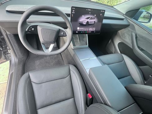 Used 2026 Tesla Model Y Long Range image 4